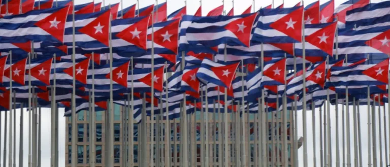 Decenas de banderas de Cuba ante la Embajada de Estados Unidos en el país caribeño. Shutterstock / Luca Querzoli