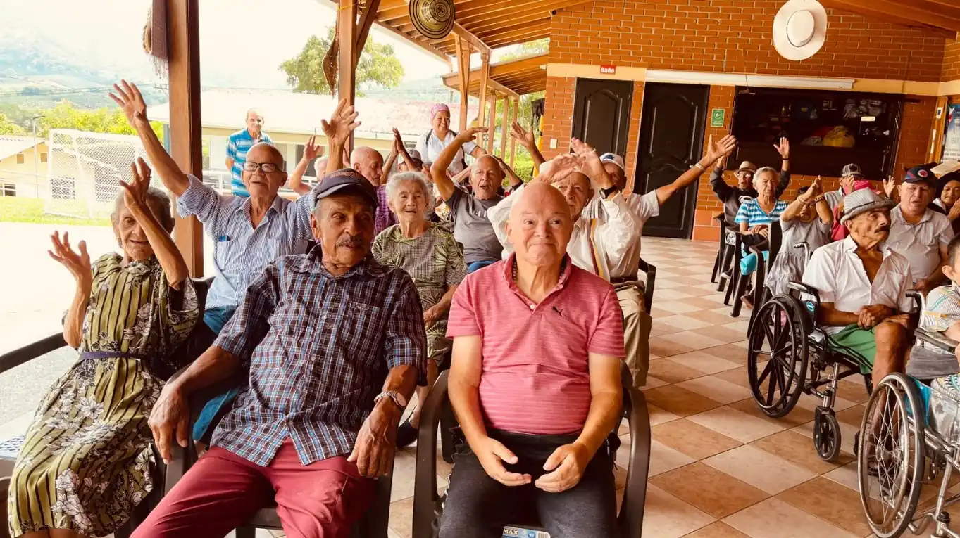 Alcaldía de Pereira entregó kits de aseo personal y ropa a los adultos mayores de los Centros de Protección Social Arca de Noé y Alegría de Servir