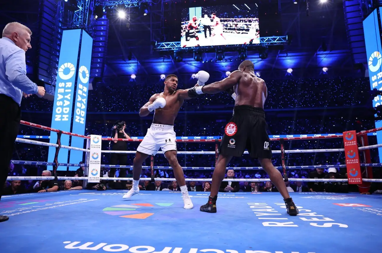 Daniel Dubois noqueó a Anthony Joshua esta noche del sabado y retuvó su título de los pesos pesados de la FIB