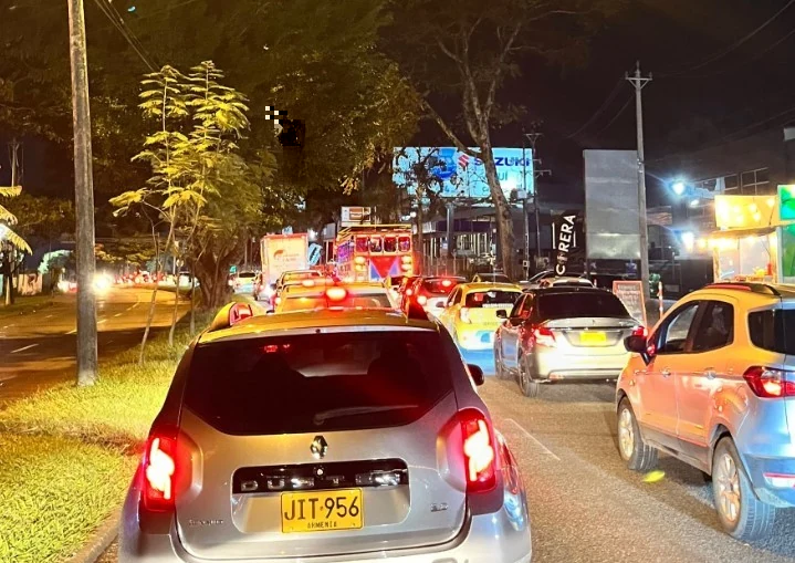 Según reporte dado a las 10 de la noche de este jueves, en Cerritos se mantiene habilitado un carril