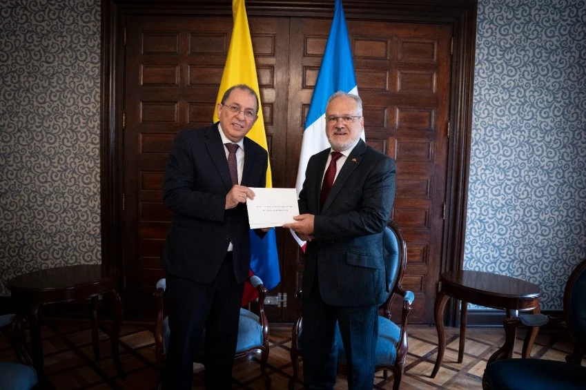 Viceministro Jorge Rojas recibió las copias de estilo del nuevo embajador de Francia en Colombia, Sylvain Itté