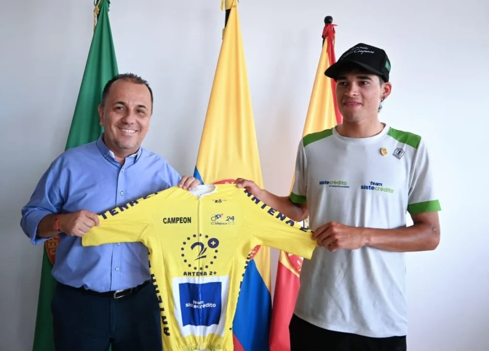 Kevin Castillo es recibido con honores por la Gobernación de Risaralda tras su victoria en el Clásico RCN