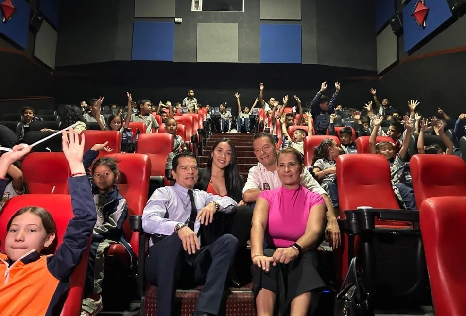 100 niños de la zona rural de Dosquebradas fueron por primera vez a cine gracias al alcalde Roberto Jiménez