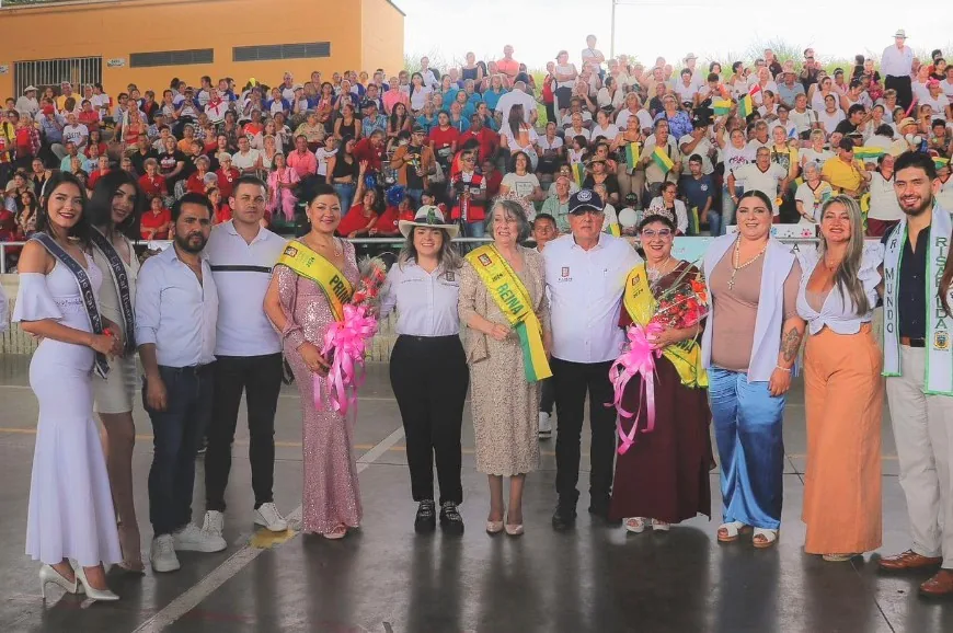 El Alcalde Roberto Jiménez coronó la alegría, simpatía y experiencia de Mariela Pérez, la reina de los adultos mayores  de Dosquebradas.