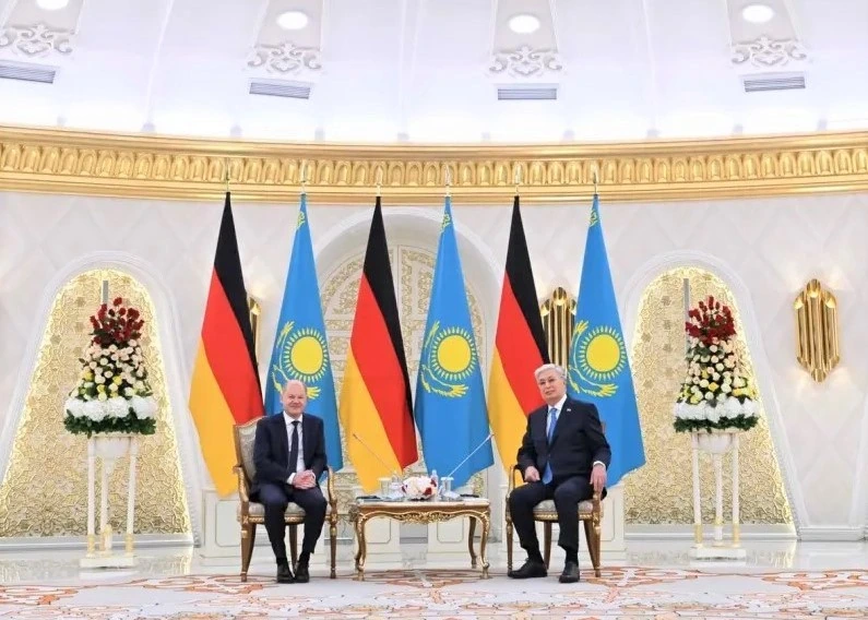 Tokáyev asegura que «Rusia es invencible» y respalda el plan de paz chino-brasileño