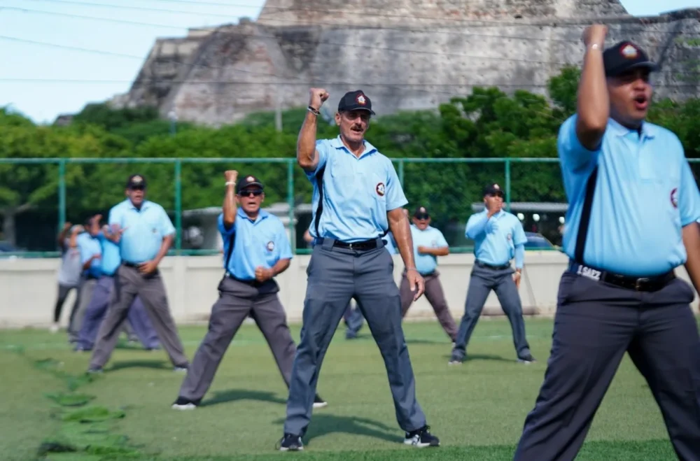 Mindeporte fortalece el arbitraje el arbitraje en béisbol con expertos internacionales en Colombia