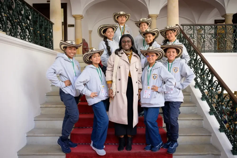 Ocho niñas Tejedoras colombianas llevan su arte a Guatemala en misión cultural