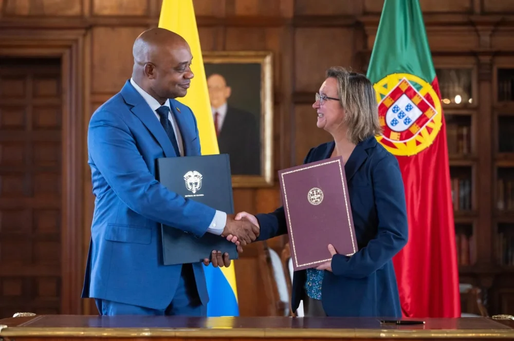 Colombia y Portugal firman acuerdo para producción y personalización de pasaportes, visas y documentos oficiales en 2025