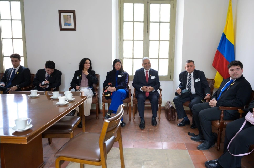 Estudiantes de Facultad de Gobierno de la Universidad de Chile Visitarón la Cancillería para Fortalecer Vínculos Académicos