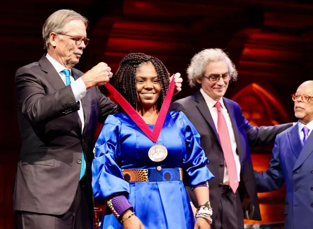 Francia Márquez recibe la Medalla ‘W.E.B. Du Bois’ en Harvard y hizo un llamado a detener todas las guerras