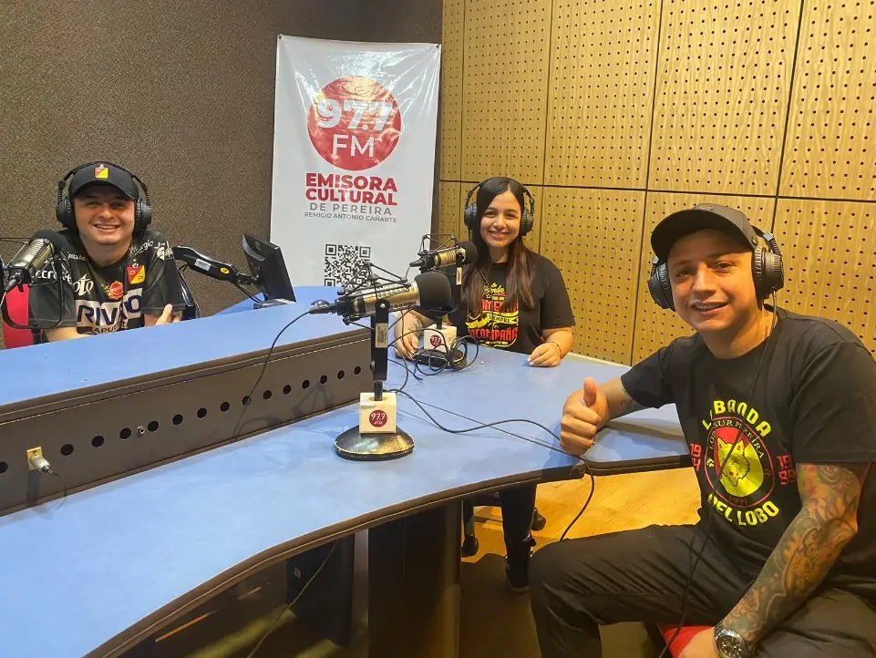 La emblemática barra «Lobo Sur», se conectó con sus seguidores en su nuevo espacio en la Emisora Cultural Remigio Antonio Cañarte