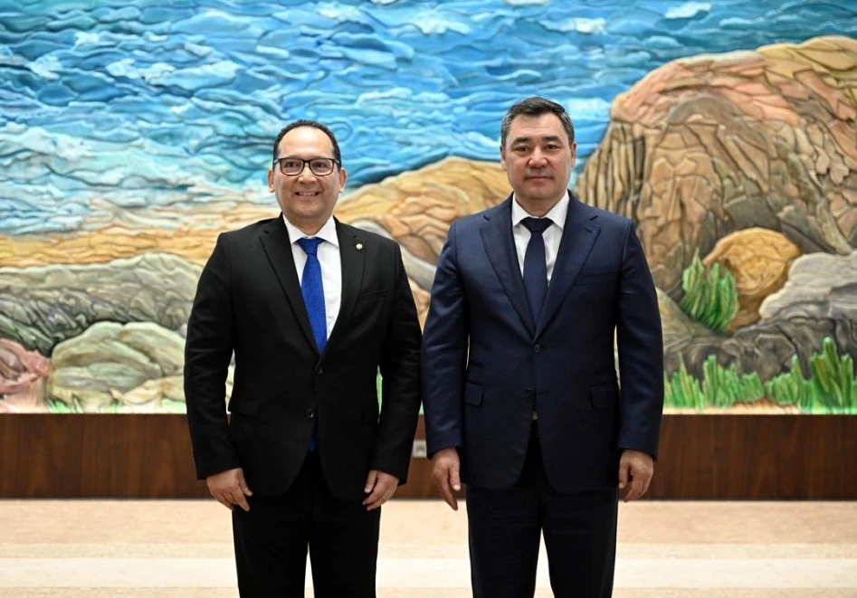 Embajador de Colombia Héctor Arenas entregó cartas credenciales al presidente de Kirguistán, Sadyr Zhaparov