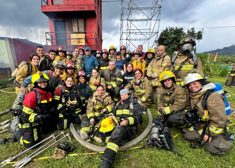 Curso de operaciones tácticas contra incendios para mujeres fortalece el empoderamiento femenino