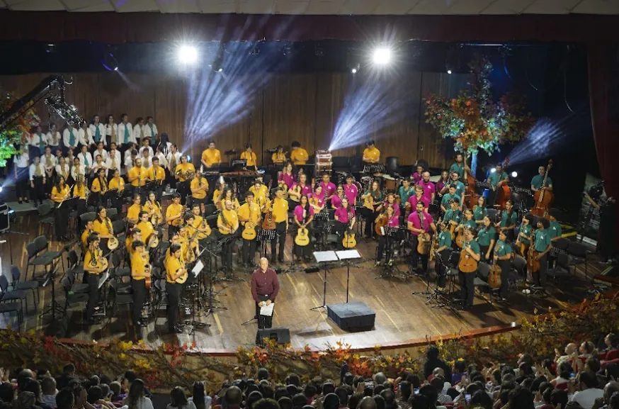 La orquesta de cuerdas pulsadas y las estudiantinas se lucieron en la X Temporada 2014-2024