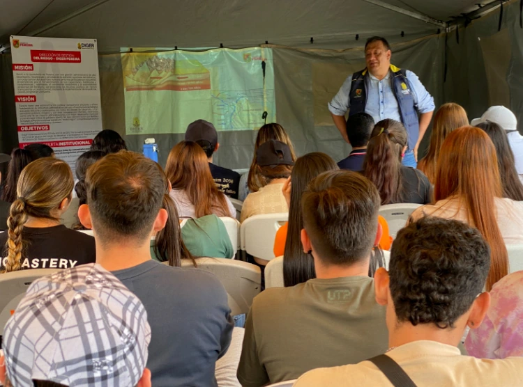 Estudiantes de Administración Ambiental participan en jornada técnica sobre gestión del riesgo en Pereira