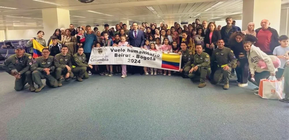 Más de 100 colombianos repatriados desde el Líbano inician su viaje a Colombia en vuelo humanitario de la Fuerza Aérea Colombiana