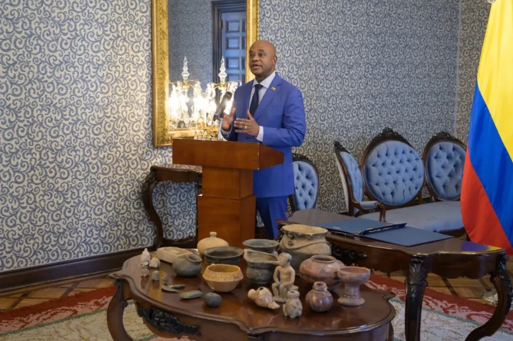 Canciller Luis Gilberto Murillo entrega oficialmente al ICANH 115 piezas arqueológicas repatriadas desde Estados Unidos