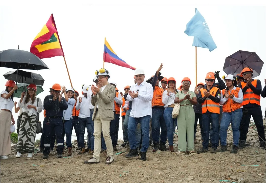 Con las banderas de Cartagena, Colombia y la Unesco sobre las ruinas de Aquarela, llegó la celebración de los 40 años como Patrimonio de la Humanidad