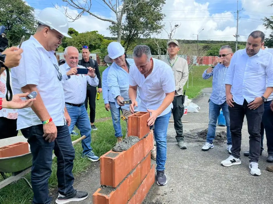 El Alcalde Mauricio Salazar puso el primer ladrillo del Coliseo Multipropósito