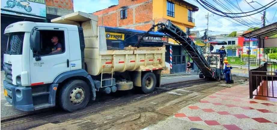 Alcaldía de Pereira Interviene Vías Deterioradas en el Barrio Cuba