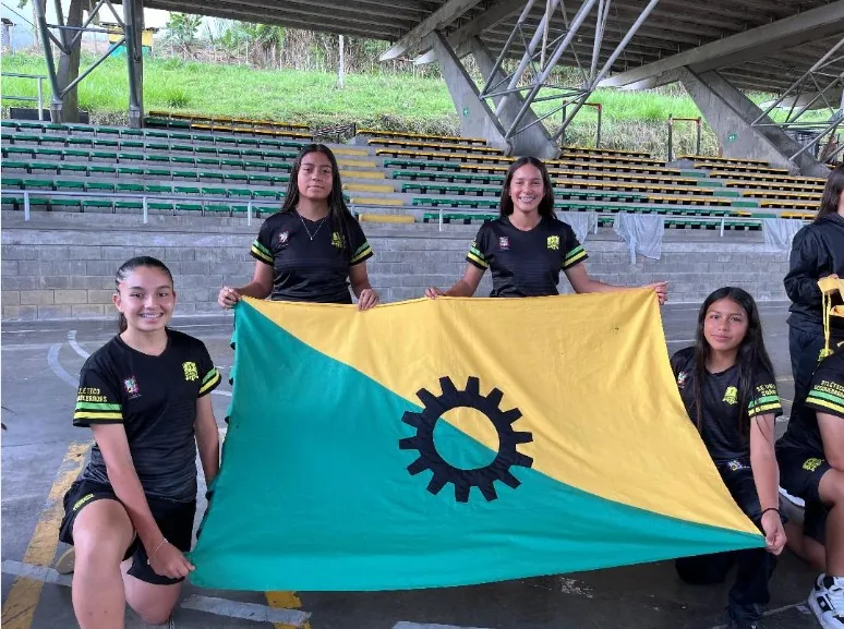 Alcalde Roberto Jiménez reconoció el talento deportivo de las jugadoras del Club Atlético Dosquebradas.