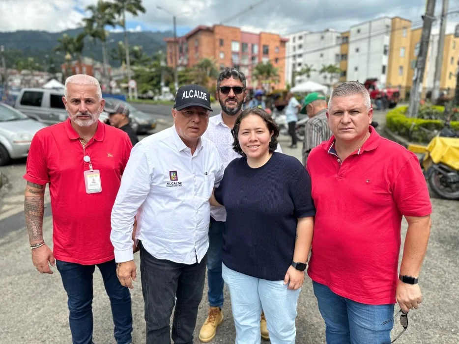 Luego de 13 años, el alcalde Roberto Jiménez reparó la vía del sector de Carbonero