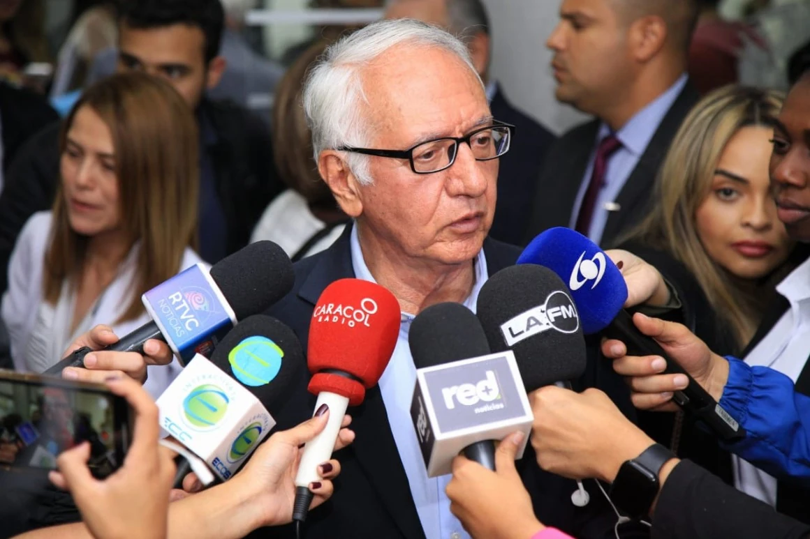 Sistema curativo tenía que cambiar y evolucionar hacia la atención primaria, que dé prevención: ministro de Salud