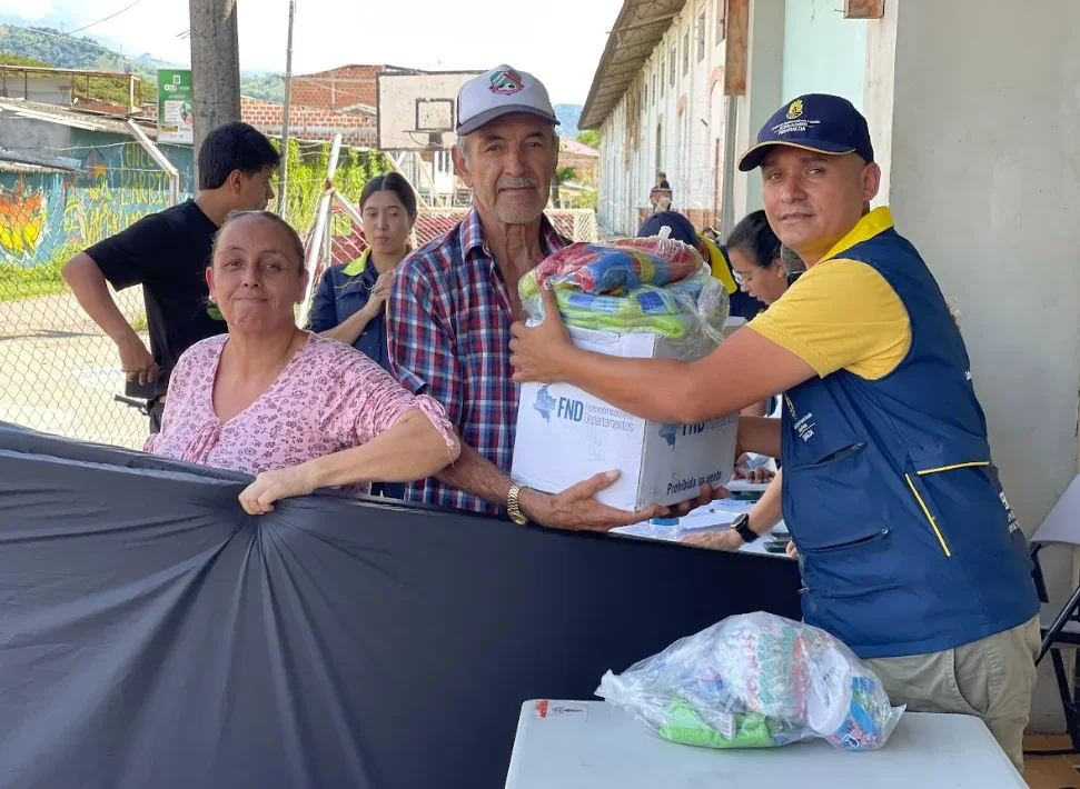 Gobernación y alcaldía entregaron ayudas humanitarias a familias de Caimalito damnificadas por las lluvias