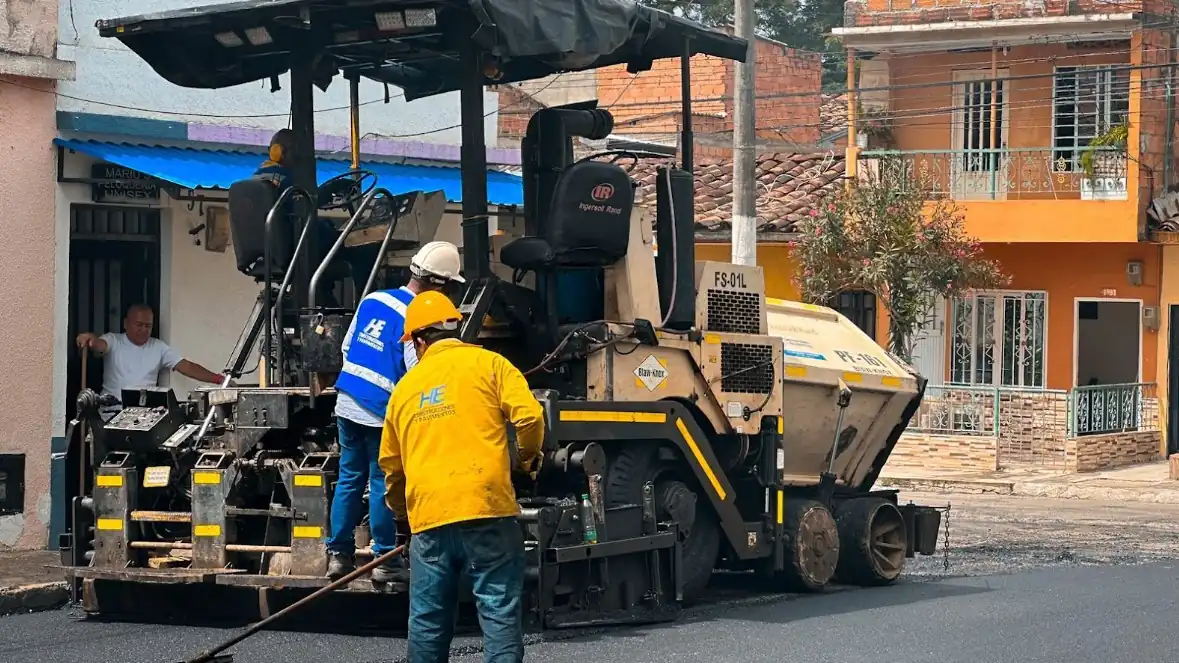 Gobernación atiende la malla vial de La Virginia y placas huella en Santa Rosa de Cabal