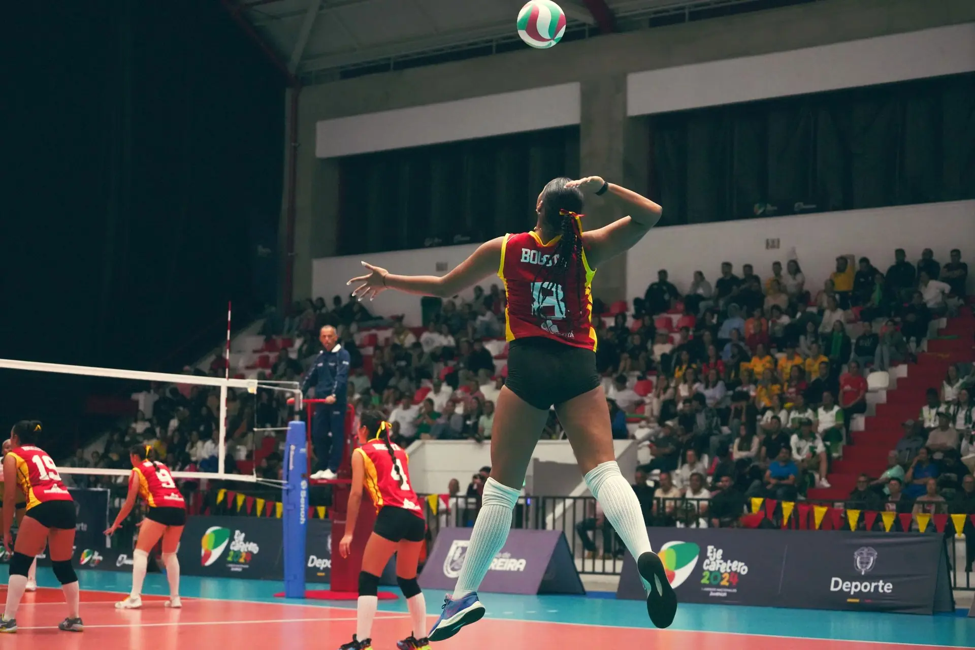 Helen Lozano, la voleibolista de 16 años y 1.90 de altura