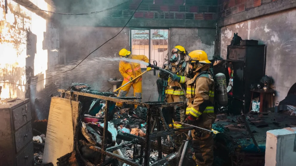 Incendio en barrio El Japón moviliza apoyo humanitario y operativo en Dosquebradas