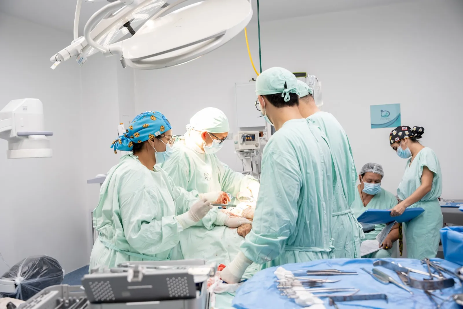 Tras una cirugía de siete horas, un paciente de 77 años inicia una nueva etapa de su vida