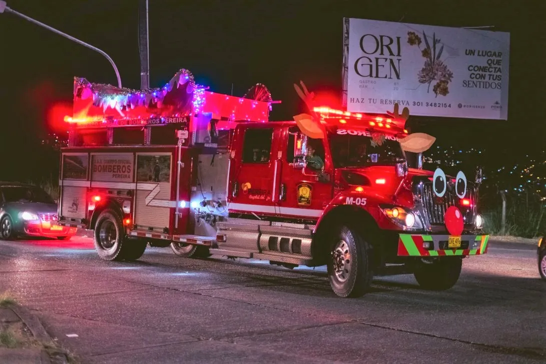 Con el camión convertido en su trineo y Papá Noel a bordo, el Cuerpo Oficial de Bomberos de Pereira, regaló una Navidad inolvidable a los niños y niñas de la comuna El Jardín
