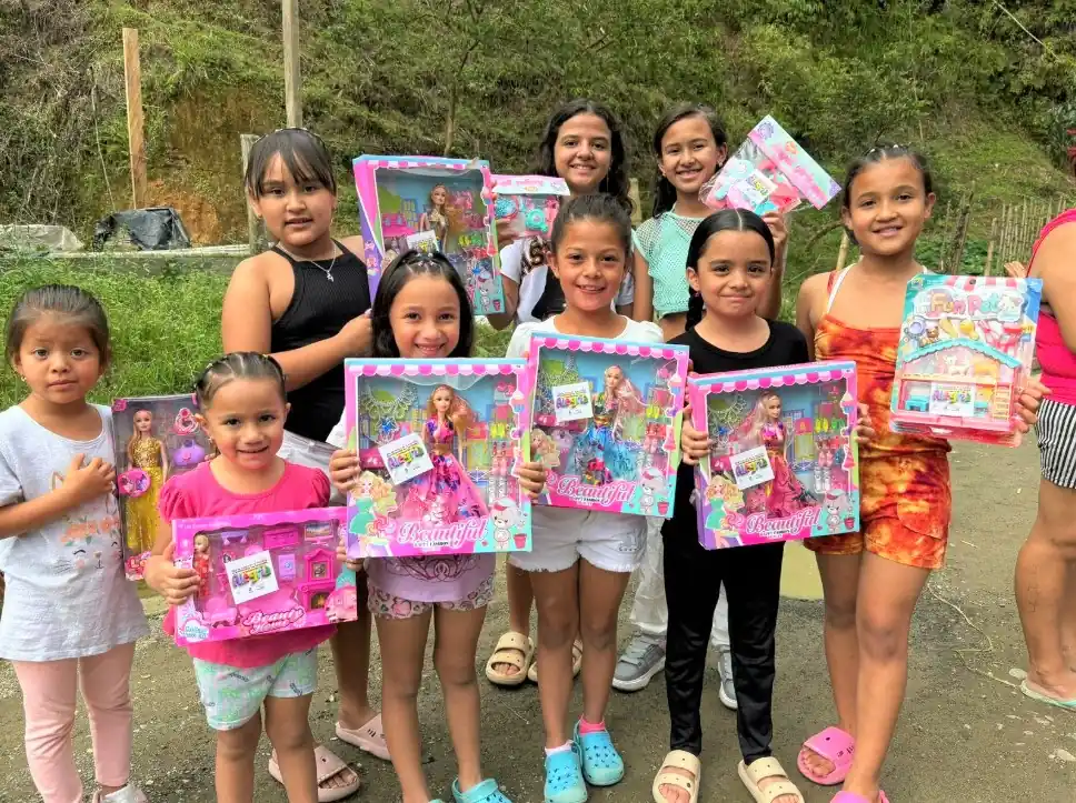 El alcalde Roberto Jiménez y la gestora social llenan de alegría a las familias dosquebradenses