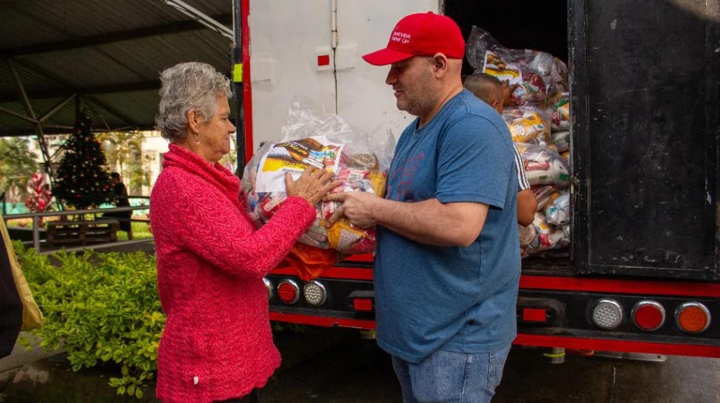 El alcalde Roberto Jiménez llevó ‘Remesa a la mesa’ de más de 400 familias dosquebradenses