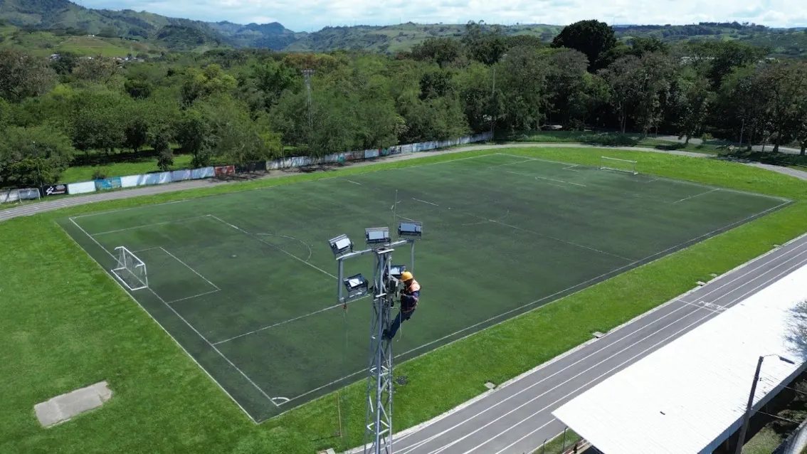 Gobernación de Risaralda invierte $500 millones para iluminar canchas de fútbol en el departamento