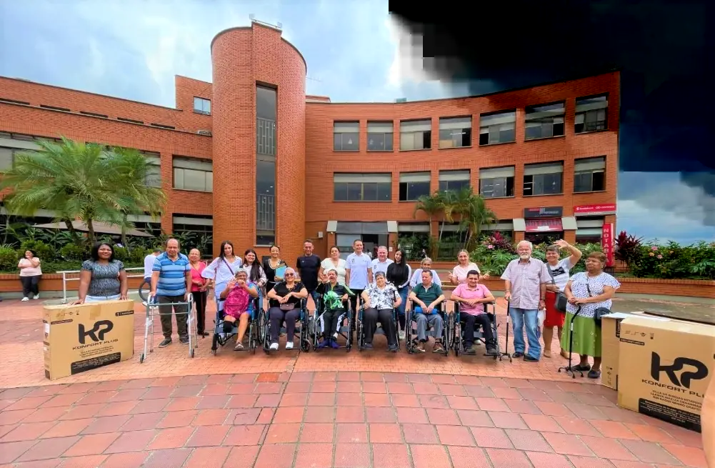 El alcalde Roberto Jiménez le adelantó el Niño Dios a Juan Carlos, quien por años esperó una silla de ruedas