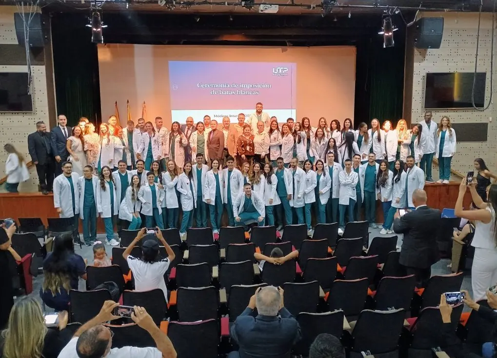 Ceremonia de las Batas Blancas: un símbolo de compromiso en la formación médica