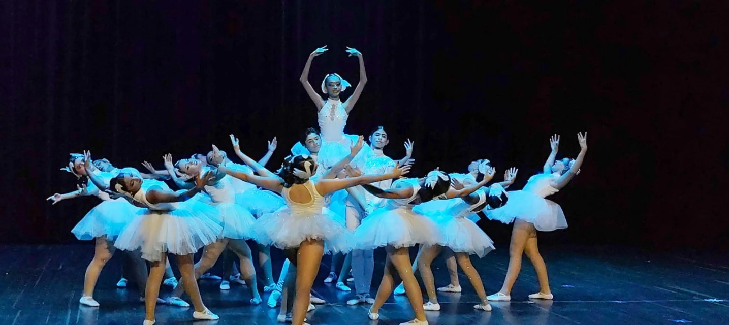 Bailarines de todas las edades, demostraron su talento en la clausura de la Escuela de Formación en Danzas