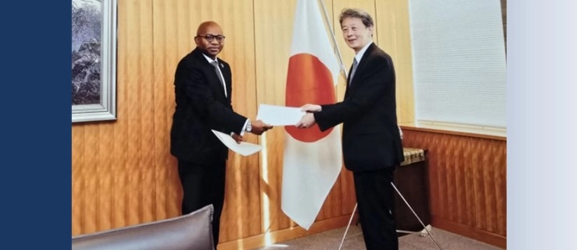 Presentación de Copias de Estilo de las Cartas Credenciales por parte del Embajador designado de Colombia, Gustavo Makanaky Córdoba, ante el Viceministro de Asuntos Exteriores del Japón, Señor Masataka Okano