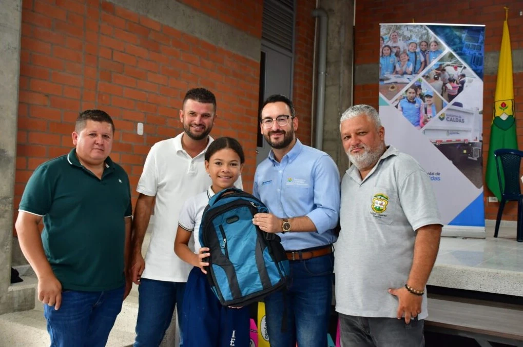 Gobernación de Caldas, a través del Plan Departamental de Agua y sus programas de cuidado del medio ambiente, entregó kits escolares en Marmato