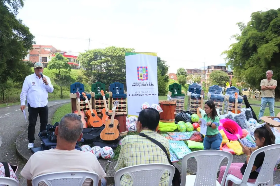 El alcalde Roberto Jiménez entregó dotación lúdico-deportiva a 6 comunas de Dosquebradas