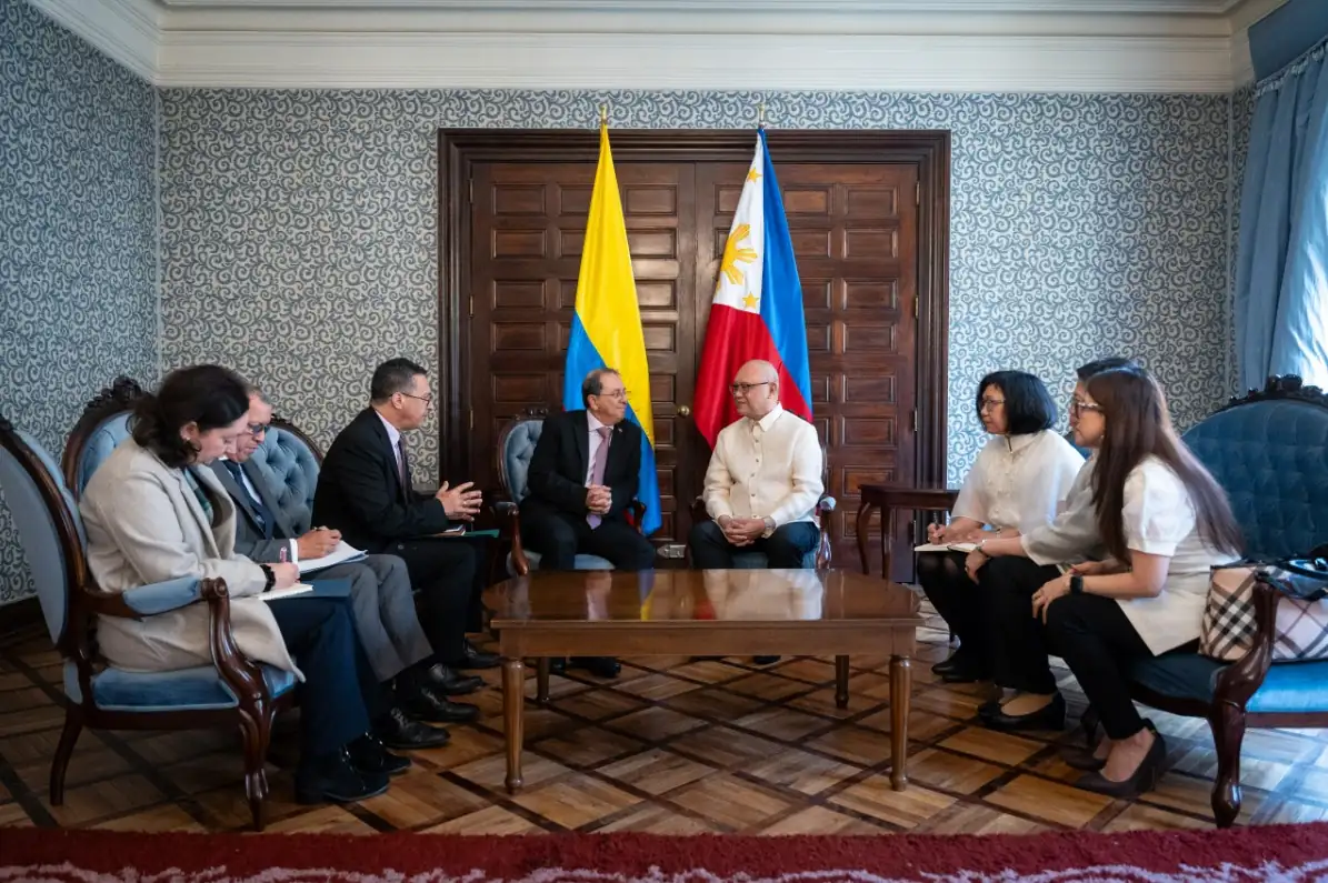 Ante el Viceministro de Relaciones Exteriores, Jorge Rojas, el primer Embajador de Filipinas presentó copias de estilo ante el Gobierno Nacional.