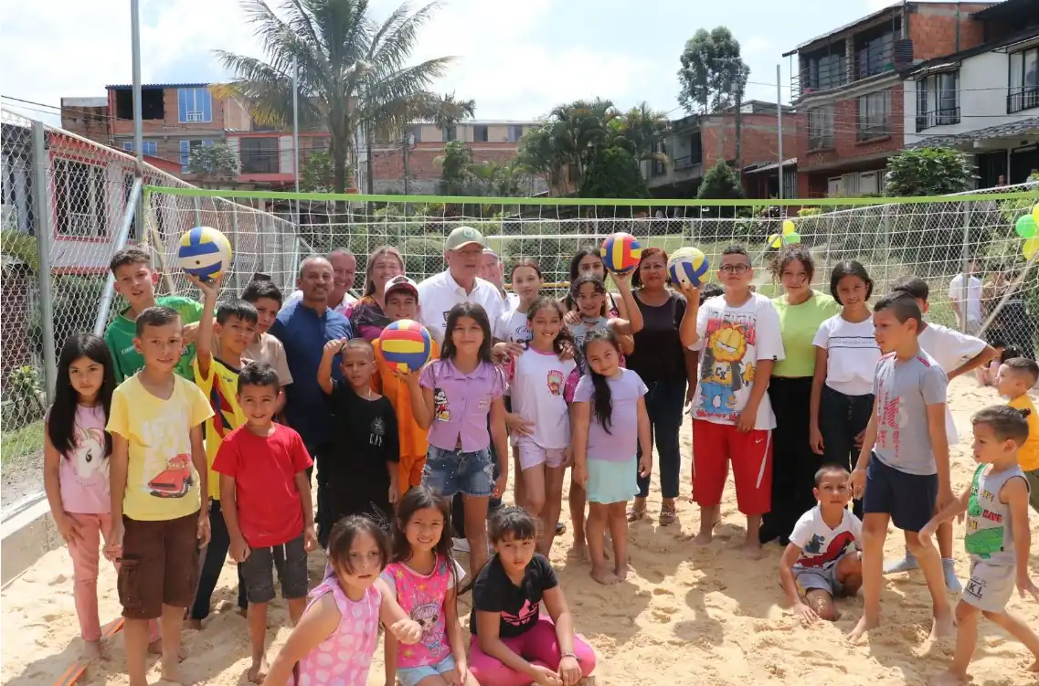 Con una inversión superior a los $125 millones, el alcalde Roberto Jiménez entregó la primera cancha de arena en Dosquebradas