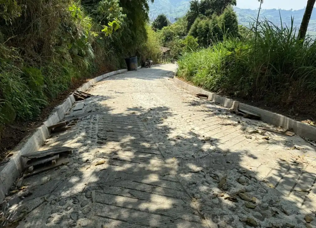 Avanzan las placa huellas que construye la Gobernación en la vereda Monserrate, de Santa Rosa
