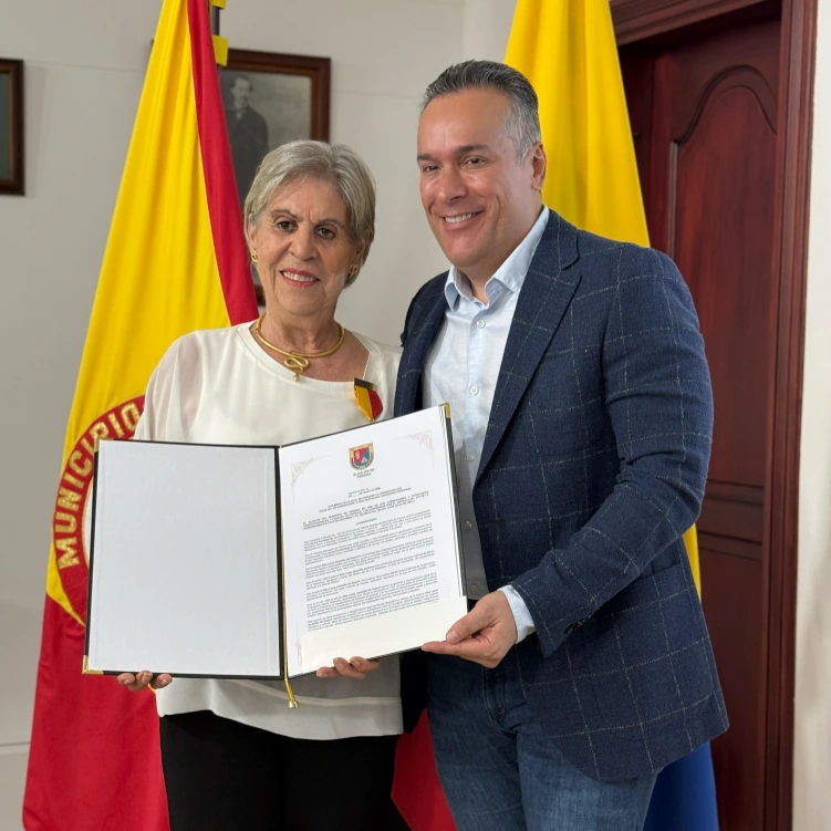 Alba Lucía Jaramillo de Duport, condecorada con la Cruz de los Fundadores