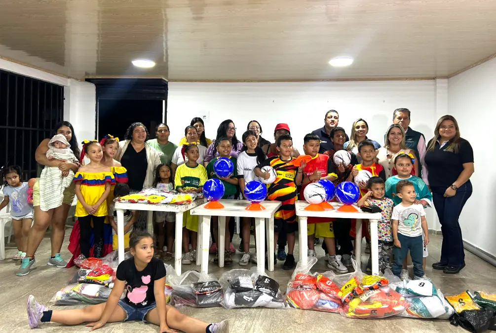 Entrega de uniformes y balones fortalece la formación deportiva en la comuna El Rocío