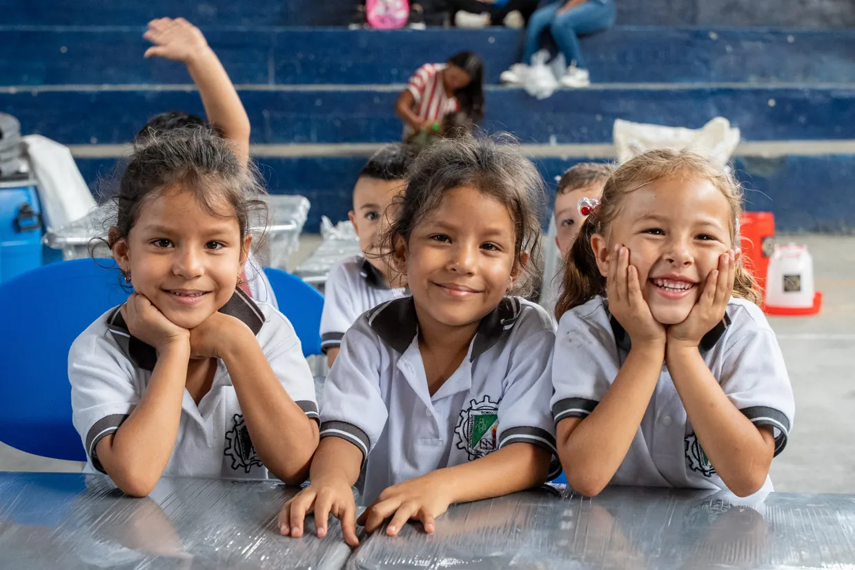 Gobernación de Risaralda dotó con mobiliario nuevo a estudiantes de Apía