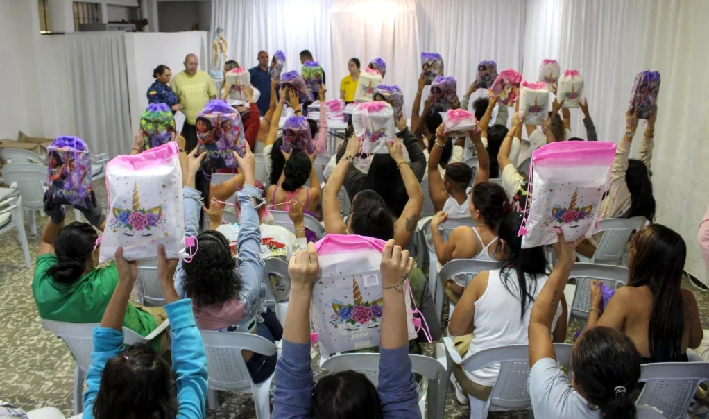 Gestora social de Dosquebradas entregó más de 150 kits escolares en la cárcel de mujeres La Badea