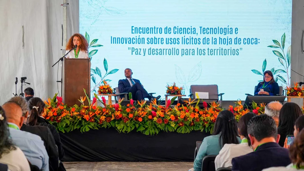 MinCiencias impulsa el aprovechamiento lícito de la hoja de coca desde la ciencia, la innovación y la bioeconomía
